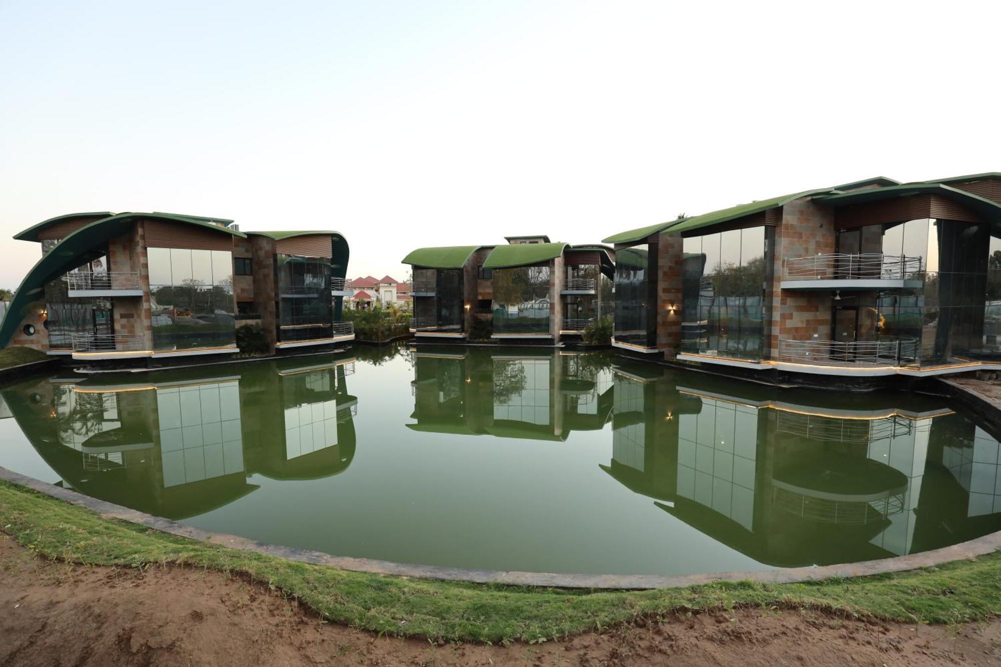 Neonz Resort & Club Ānand Buitenkant foto