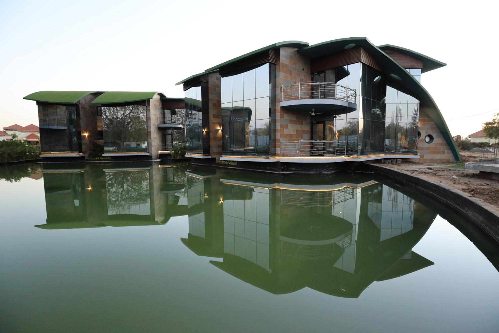 Neonz Resort & Club Ānand Buitenkant foto