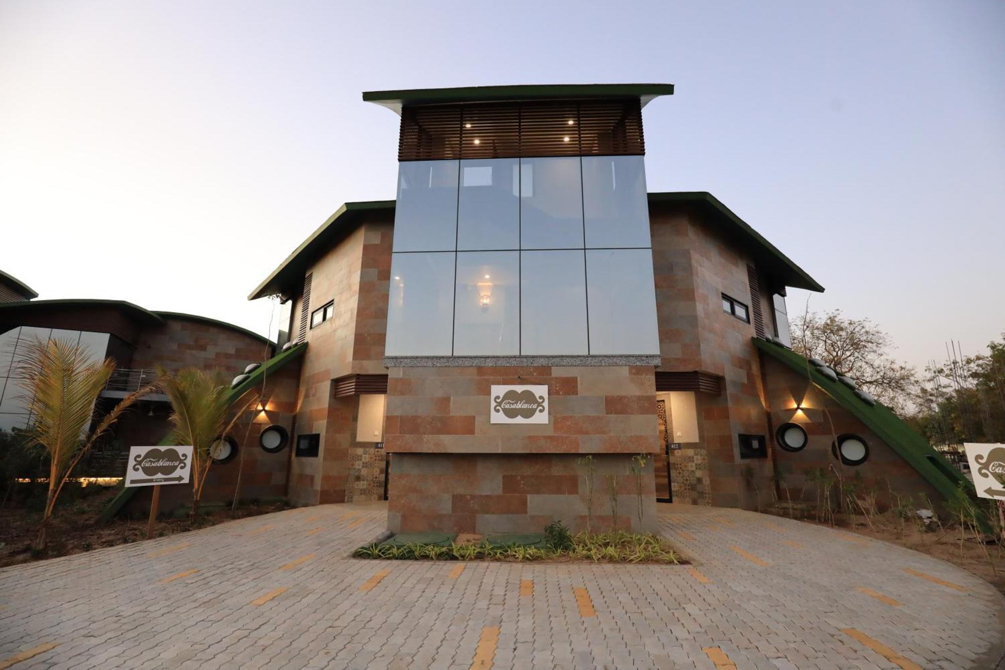 Neonz Resort & Club Ānand Buitenkant foto