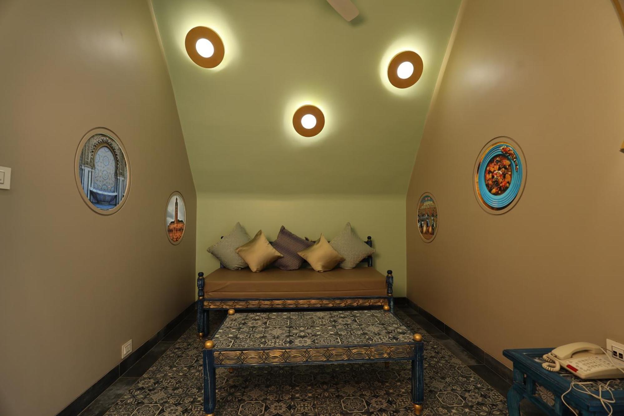 Neonz Resort & Club Ānand Buitenkant foto