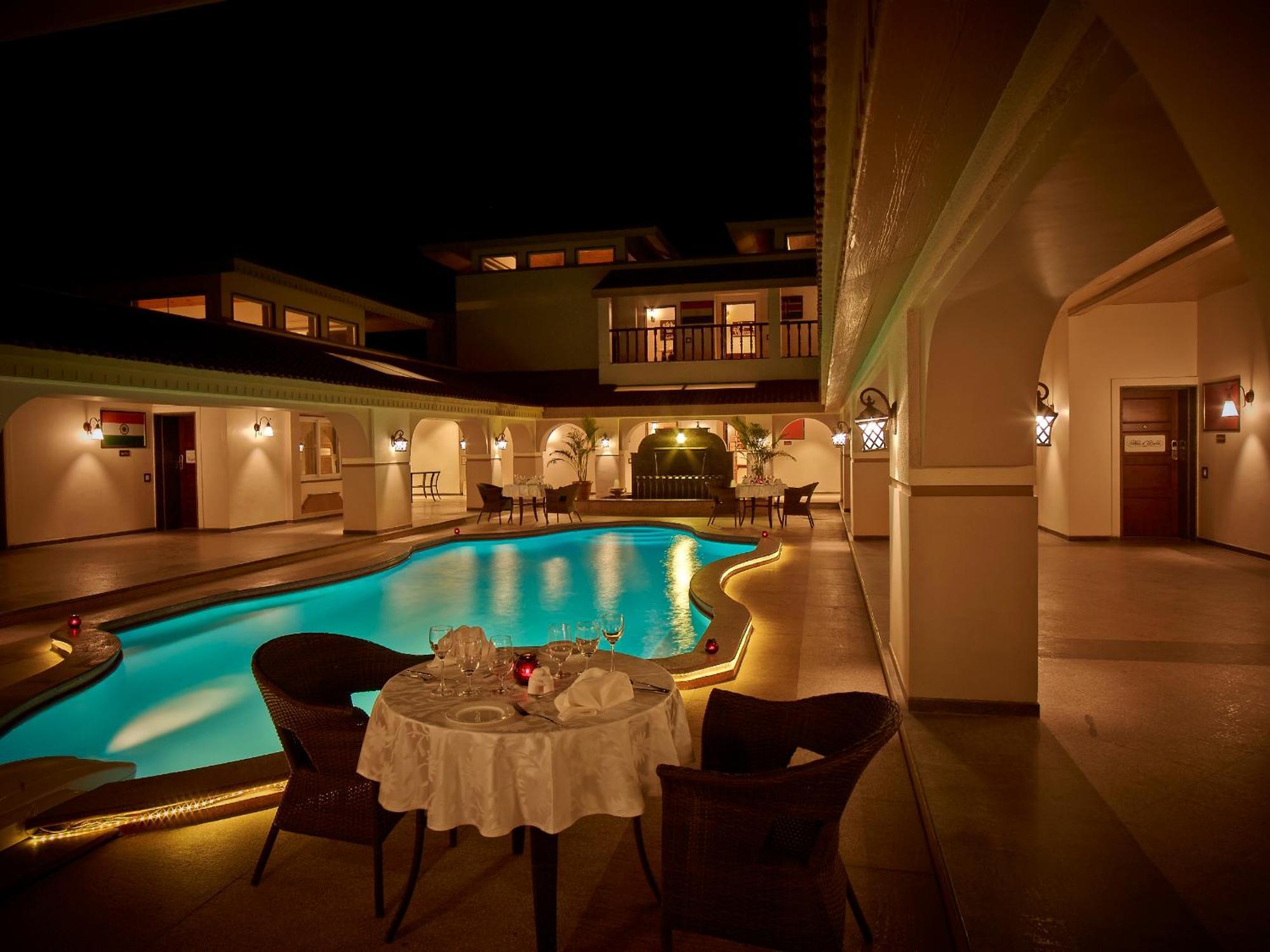 Neonz Resort & Club Ānand Buitenkant foto