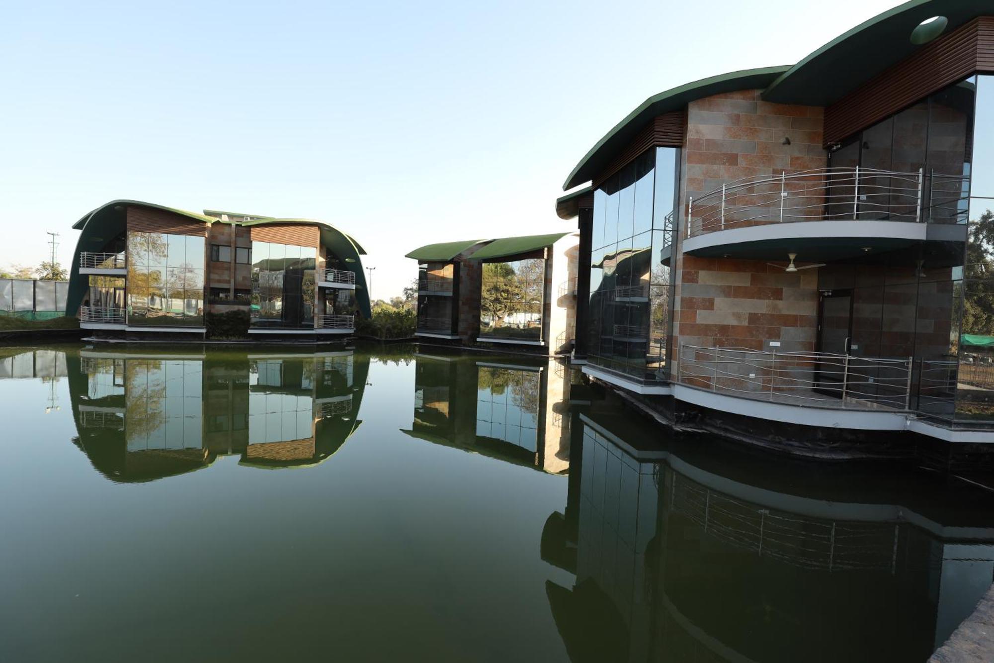 Neonz Resort & Club Ānand Buitenkant foto