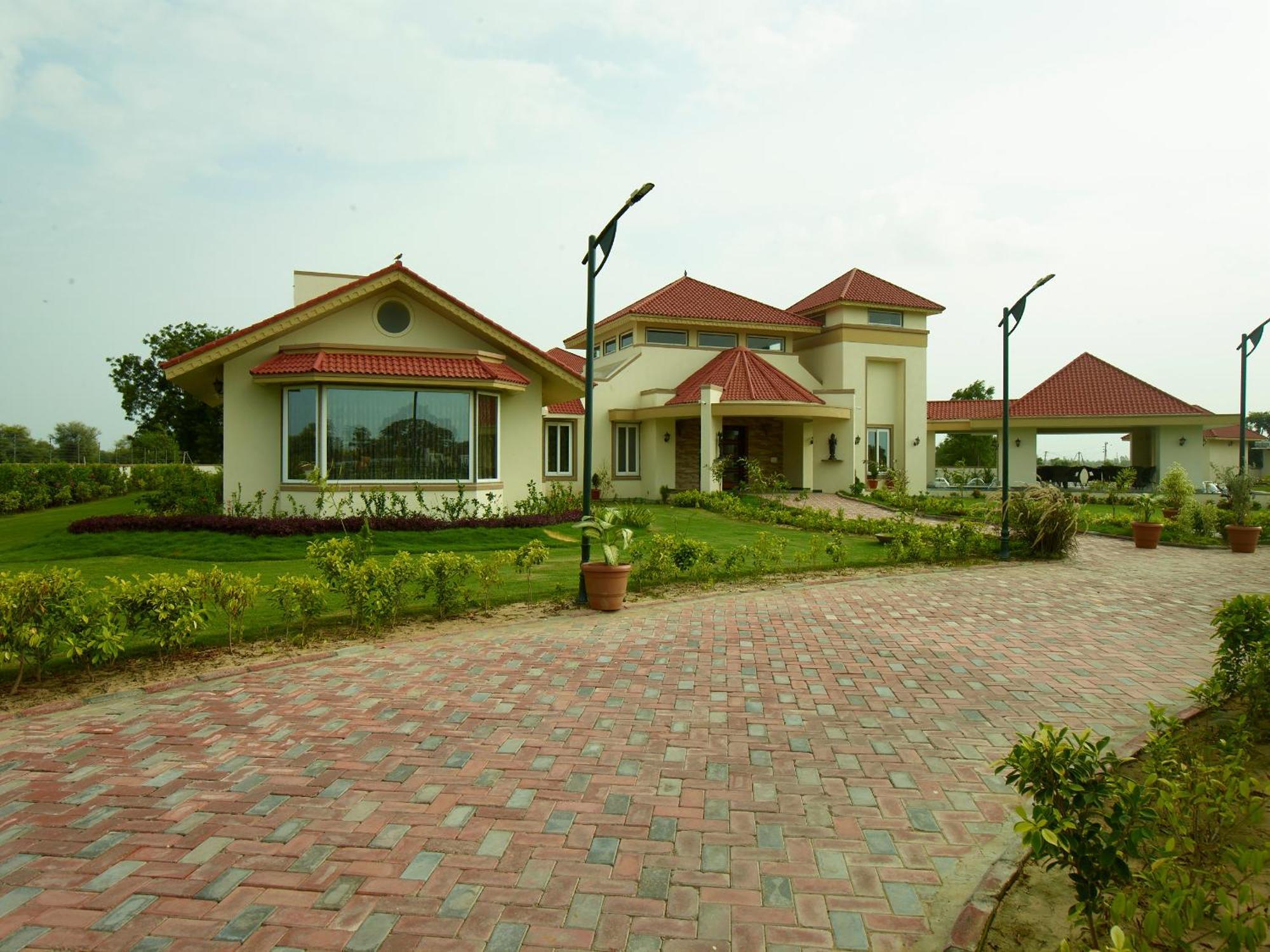 Neonz Resort & Club Ānand Buitenkant foto
