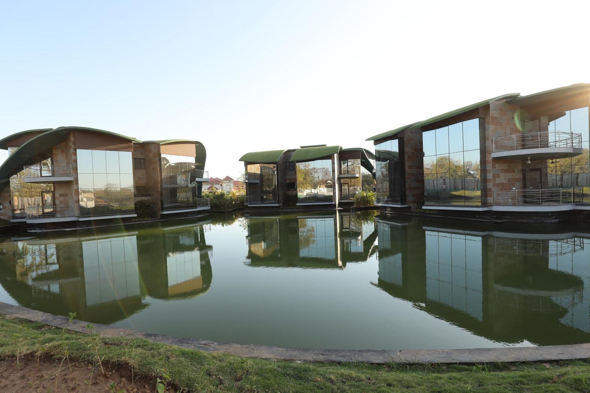 Neonz Resort & Club Ānand Buitenkant foto