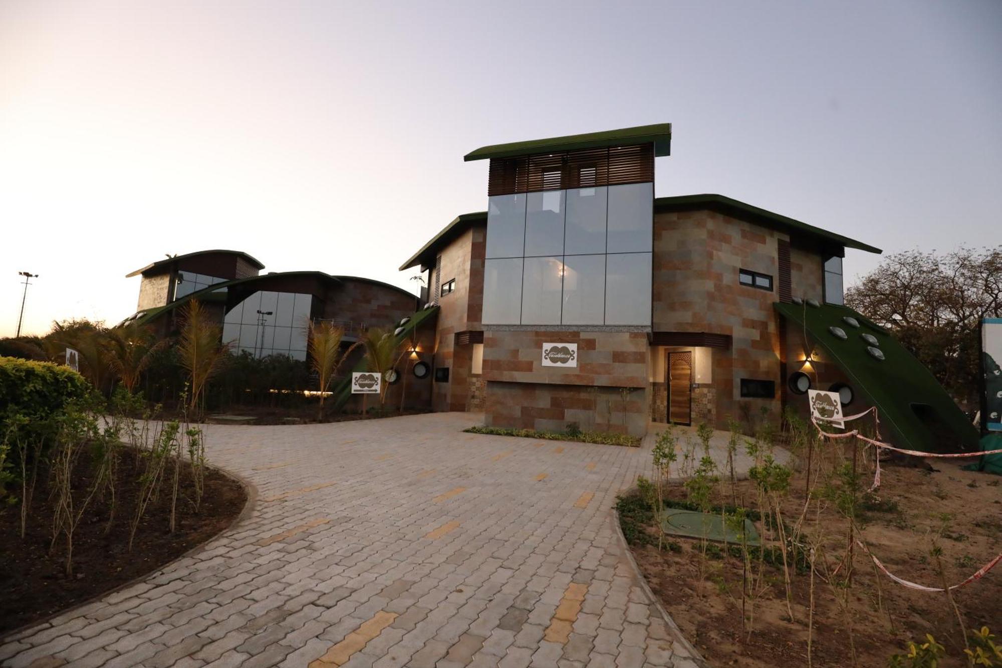 Neonz Resort & Club Ānand Buitenkant foto
