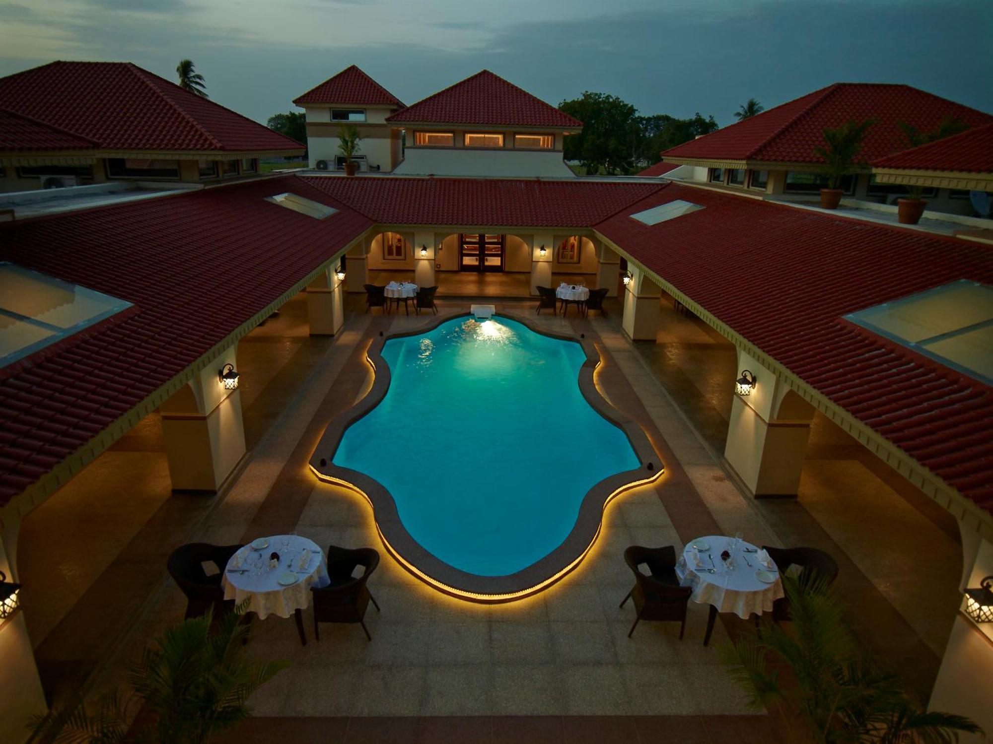 Neonz Resort & Club Ānand Buitenkant foto